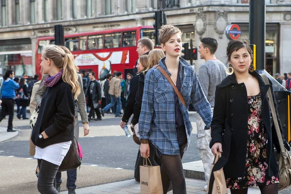 Λονδίνο Ηνωμένο Βασίλειο Νοέμβριος 2019 Άνθρωποι Διασχίζουν Δρόμο Ώρες Αιχμής — Φωτογραφία Αρχείου