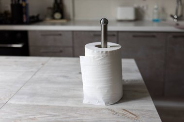 Kağıt havlu, bej bir mutfak masasının içindeki ahşap bir masada. Boş boşluk