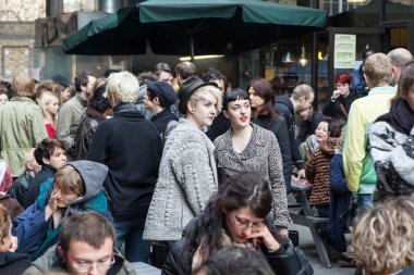 Londra, İngiltere - Eylül 2019, Pazar günü Kafe 1001 yakınlarındaki tuğla şeridi pazarında yoğun bir saat. Erkekler ve kadınlar kahve içip masalarda sohbet ediyorlar.