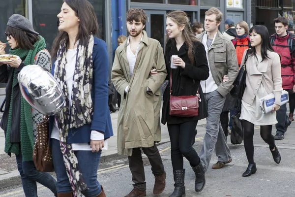 Λονδίνο Ηνωμένο Βασίλειο Νοέμβριος 2019 Ένα Πολύχρωμο Πλήθος Περπατά Μέσα — Φωτογραφία Αρχείου