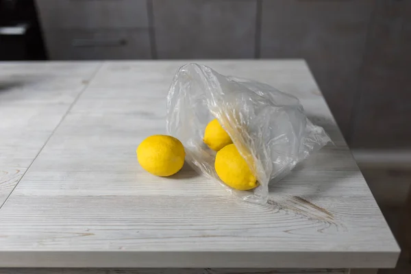 Tres Limones Una Bolsa Transparente Plástico Están Sobre Una Mesa —  Fotos de Stock