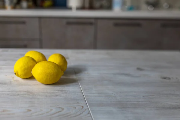 Cuatro Limones Están Sobre Una Mesa Madera Interior Cocina Beige —  Fotos de Stock