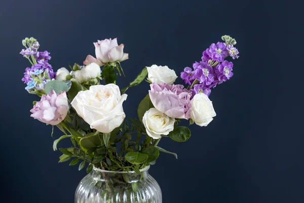 Μπουκέτο Χάκελια Βελουτίνα Μοβ Και Λευκά Τριαντάφυλλα Μικρά Τριαντάφυλλα Τσαγιού — Φωτογραφία Αρχείου
