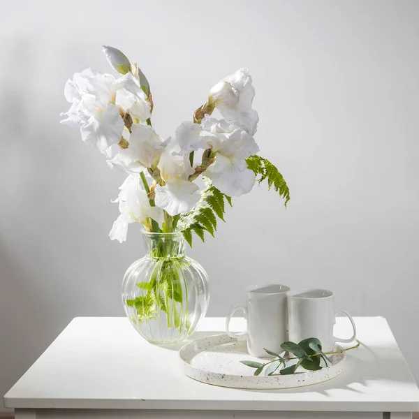 Buquê Três Íris Brancas Uma Samambaia Vaso Transparente Mesa Dois — Fotografia de Stock