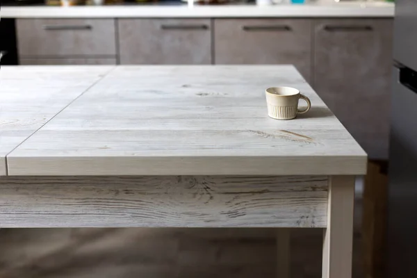 Pequeño Café Corrugado Beige Taza Vacía Comer Mesa Madera Interior — Foto de Stock