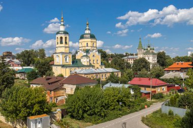 Serpukhov, Rusya - 18 Haziran 2021: Katedral Tepesi 'ndeki üç kilise - Hüküm, Peygamber Elijah ve Üçlemeci, Serpukhov Kremlin' in görüşü. Moskova bölgesi, Rusya