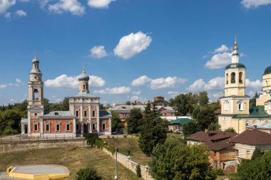 Serpukhov, Rusya - 18 Haziran 2021: Katedral Tepesi 'ndeki üç kilise - Hüküm, Peygamber Elijah ve Üçlemeci, Serpukhov Kremlin' in görüşü. Moskova bölgesi, Rusya
