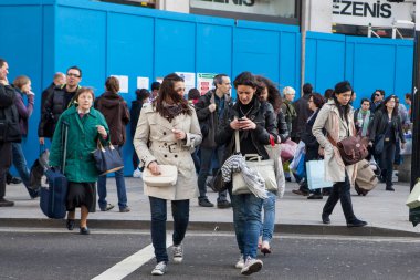 Londra, İngiltere - Kasım 2019, İnsanlar ana alışveriş caddesi Oxford Caddesi 'nde trafiğin en yoğun olduğu saatte karşıdan karşıya geçiyor.