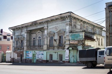 Yelets, Lipetsk bölgesi, Rusya - Temmuz 2021, eski ahşap ev. Karl Marx Caddesi 17 numara. Tüccarlar Evi Petrovlar