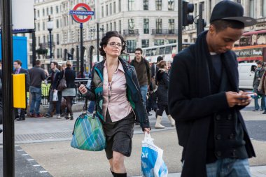 Londra, İngiltere - Kasım 2019, İnsanlar ana alışveriş caddesi Oxford Caddesi 'nde trafiğin en yoğun olduğu saatte karşıdan karşıya geçiyor.