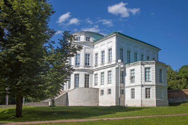 BOGORODITSK, TULA OBLAST, Rusya - 25 HAZİRAN 2021. Bogoroditsk şehrindeki Kont Bobrinsky sarayı. Lev Tolstoy 'un Anna Karenina romanındaki Vronsky malikanesinin bir prototipi.
