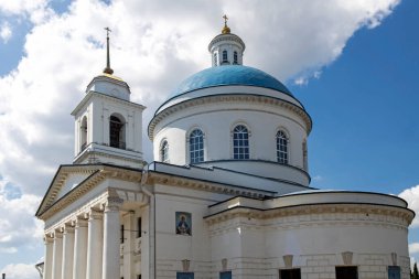 Serpukhov, Rusya - 18 Haziran 2021: Nikolsky Katedrali (Nikola Belyi veya Beyaz Nikola) Moda Hippi Restoranı Mutfak Marketi