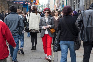 Londra, İngiltere - Kasım 2019, Çok renkli bir kalabalık Brick Lane Pazarı 'nda yürüyor