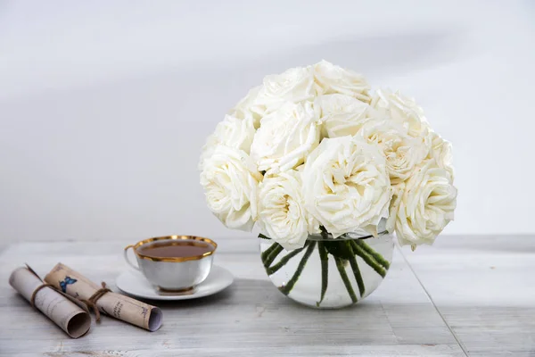 Yuvarlak Cam Vazoda Bir Buket Beyaz Gül Bir Fincan Çay — Stok fotoğraf