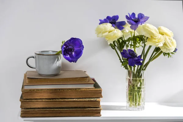 Una Anémona Azul Una Taza Estilo Los Años Setenta Sobre — Foto de Stock