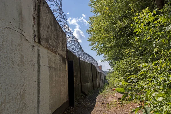 Więzienne Ogrodzenie Drutem Kolczastym Tle Błękitnego Nieba Chmurami — Zdjęcie stockowe