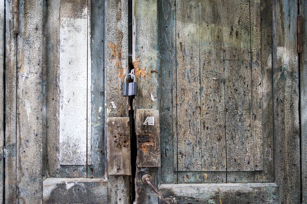 Fragmento Una Vieja Puerta Madera Verde Con Mango Una Cerradura —  Fotos de Stock