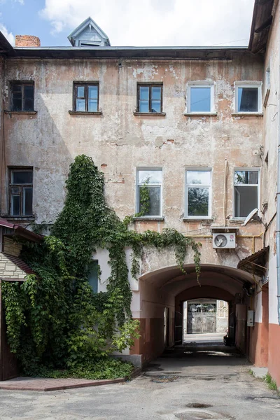 Serpuchov Russia Giugno 2021 Cortile Con Giardino Ricoperto Uva Selvatica — Foto Stock