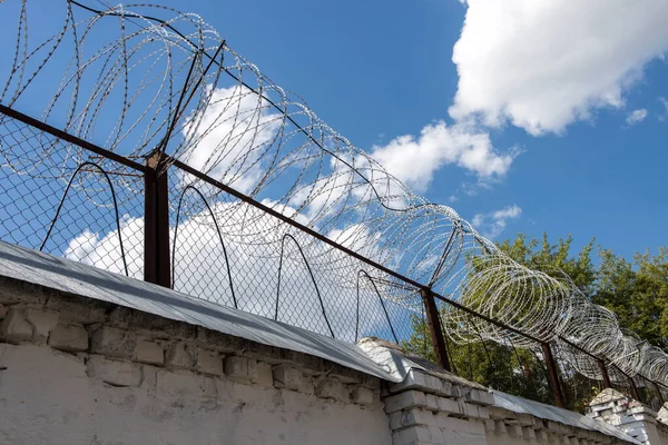 Fängelsestaket Med Taggtråd Bakgrund Blå Himmel Med Moln — Stockfoto