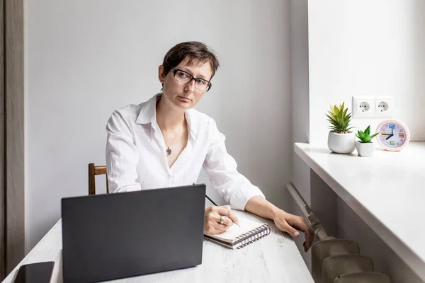 Medelålders Kvinna Med Korthårig Brunett Glasögon Arbetar Bärbar Dator Nära — Stockfoto