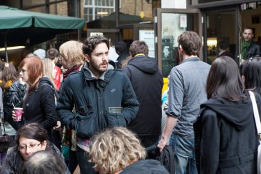 Londra, İngiltere - Eylül 2019, Pazar günü Kafe 1001 yakınlarındaki tuğla şeridi pazarında yoğun bir saat. Erkekler ve kadınlar kahve içip masalarda sohbet ediyorlar.