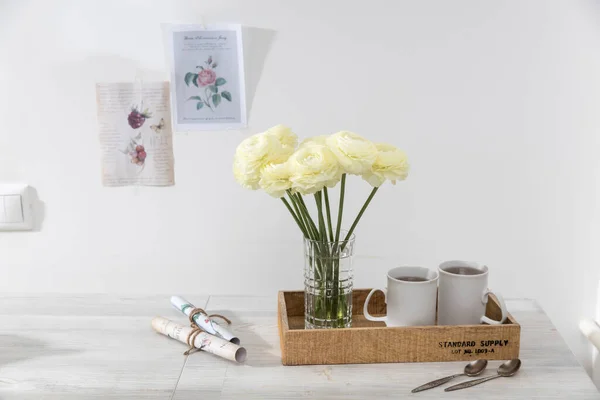 Ein Strauß Weißer Persischer Ranunkeln Einer Glasvase Auf Einem Tablett — Stockfoto