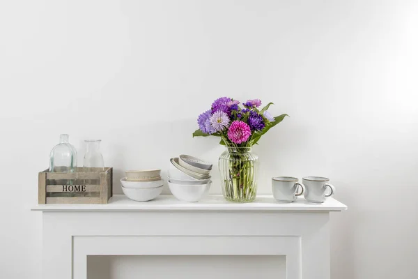 厨房器皿 储藏物品 一束花等都在一个白色的梳妆台上 — 图库照片