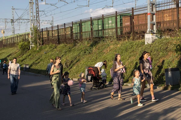 Москва Россия Июня 2021 Года Люди Ходят Поезд Станции Царицыно — стоковое фото