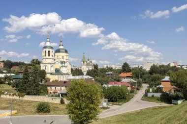 Serpukhov, Rusya - 18 Haziran 2021: Katedral Tepesi 'ndeki üç kilise - Hüküm, Peygamber Elijah ve Üçlemeci, Serpukhov Kremlin' in görüşü. Moskova bölgesi, Rusya
