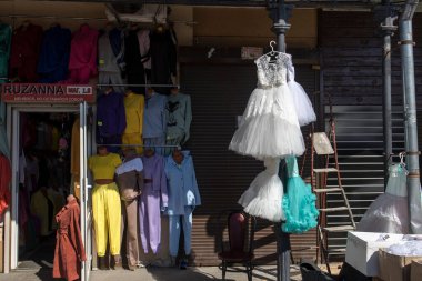 Saint Petersburg, Rusya - 9 Ağustos 2021, Apraksin dvor pazarı. Türk, Çinli gelinlikler, sırt çantaları, bavullar, şehir merkezindeki pazarda satılık mayo.