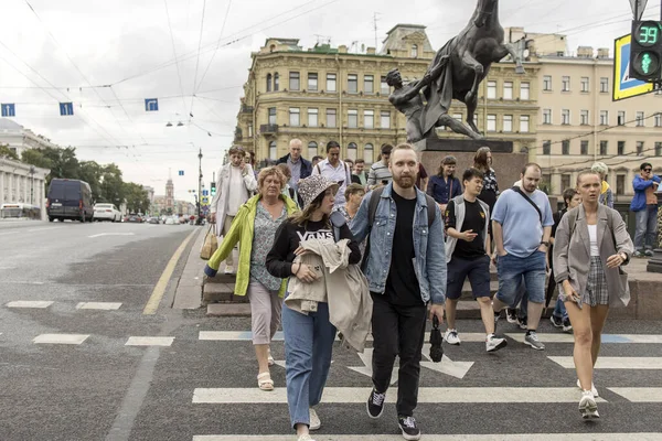 Санкт Петербург Россия Августа 2021 Года Люди Переходят Дорогу Оживленной — стоковое фото