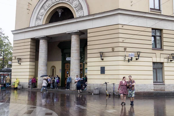 San Petersburgo Rusia Agosto 2021 Gente Espera Lluvia Bajo Arco — Foto de Stock