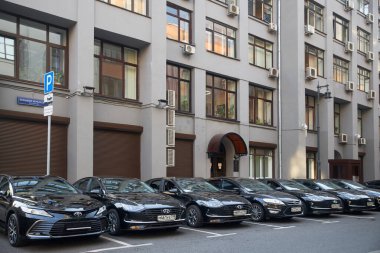 Moskova, Rusya - 31 Ağustos 2021, Toyota ve Hyundai 'nin siyah arabaları Kremlin yakınlarındaki Bolshoy Cherkassky Yolu yakınlarında park halindeler.