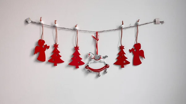 Kerstcompositie Een Slinger Van Rode Houten Speelgoed Dennenbomen Een Rollend — Stockfoto