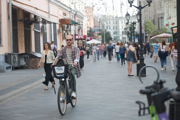 Moskou Rusland Augustus 2021 Mensen Lopen Langs Voetgangers Kuznetsky Most — Stockfoto