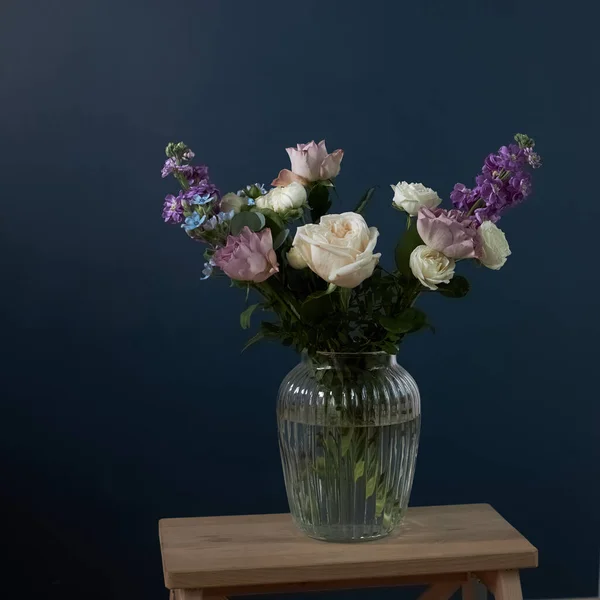 Букет Hackelia Velutina Фиолетовые Белые Розы Маленькие Чайные Розы Matthiola — стоковое фото
