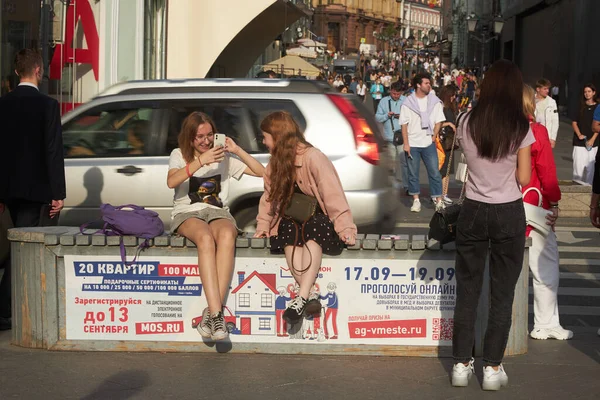 Moscow Russia August 2021 Two Girls Sitting Bench Talking People — Stock Photo, Image