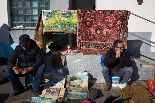 Moscou Rússia Setembro 2021 Dois Homens Vendem Coisas Velhas Mercado — Fotografia de Stock