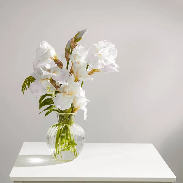 Ramo Tres Iris Blancos Helecho Jarrón Transparente Sobre Mesa —  Fotos de Stock