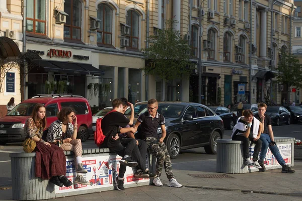 Moscow Russia August 2021 Two Girls Sitting Bench Talking People — Stock Photo, Image