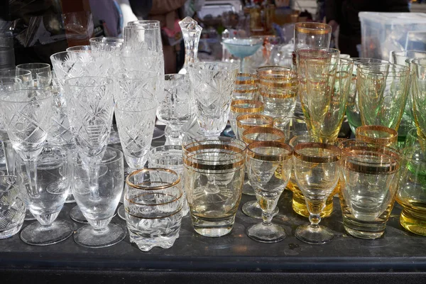 モスクワ ロシア 9月2021 様々なガラスガラスは モスクワ博物館で週末のフリーマーケットで販売されています — ストック写真