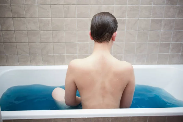 Onherkenbaar Meisje Met Nat Glad Gekamd Haar Zit Blauw Water — Stockfoto