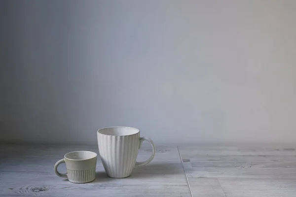 Minimalistický Skandinávský Styl Dva Šálky Kávy Nebo Čaje Různých Velikostí — Stock fotografie