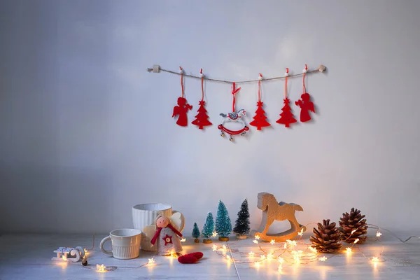 Composição Natal Mesa Cavalo Balanço Cinza Madeira Quatro Pequenas Árvores — Fotografia de Stock