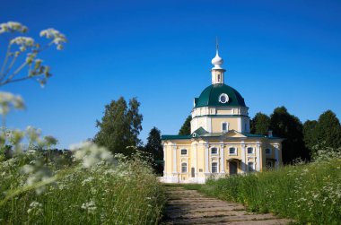 MOSCOW REGION, RUSSIA - 10 Haziran 2021, Tarakanovo, Moskova bölgesindeki Başmelek Michael Kilisesi. Bu kilisede şair Block ve Mendeleyeva 1903 yılında evlendiler.