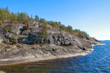 Impilahti Körfezi 'nin Karelya kıyısındaki Ladoga Gölü kıyısında Impilampi Gölü ve Impiniemi Burnu. Ladoga skerries.