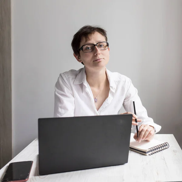 Medelålders Kvinna Med Kort Hår Brunett Glasögon Fungerar Bärbar Dator — Stockfoto