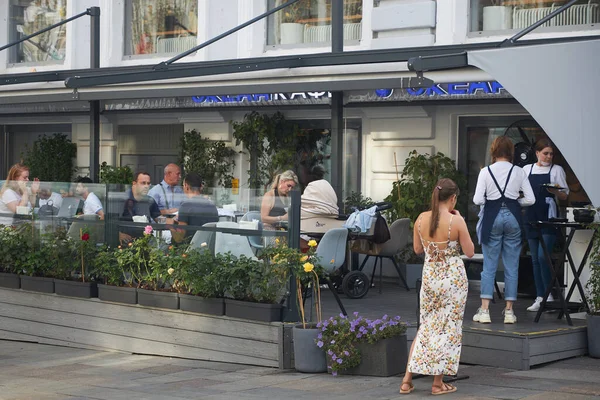 Μόσχα Ρωσία Αυγούστου 2021 Κόσμος Γευματίζει Ένα Καφενείο Μια Βεράντα — Φωτογραφία Αρχείου