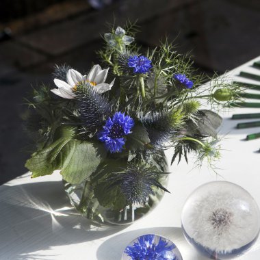 Güzel mavi burr ile kır çiçekleri buketi Peygamber Çiçeği ve