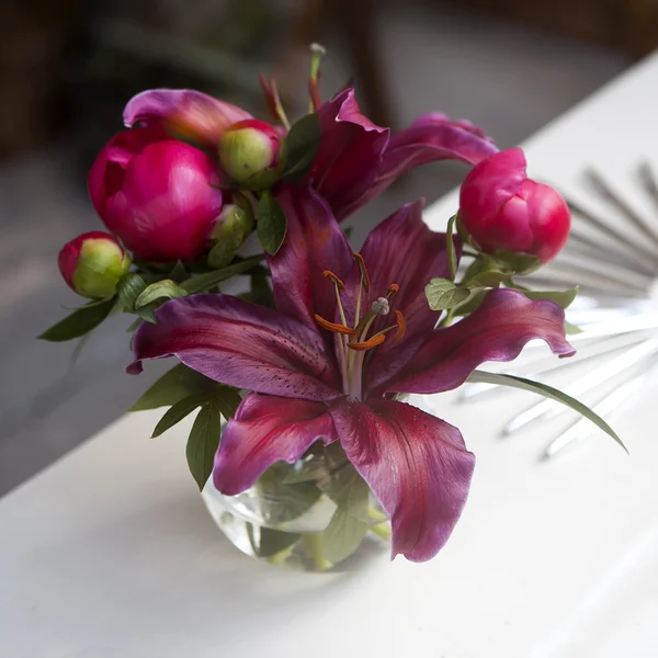 Vermelho 4 Pétala Lily em um vaso de cima — Fotografia de Stock